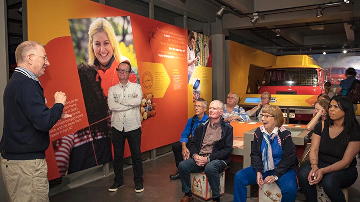 A group of people attend a BSL event